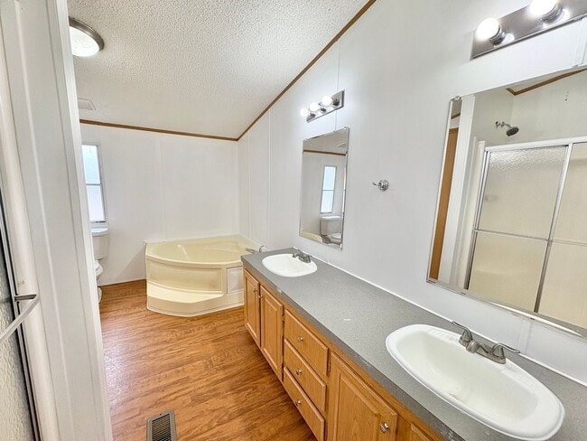 Building Photo - *AVAILABLE NOW* An absolute must see!  5 bedrooms, 3 baths in Burnet, TX.