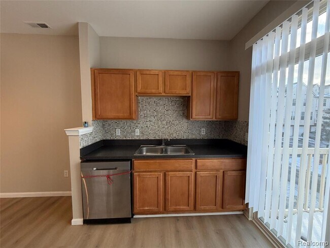 Building Photo - 575 Summerfield Dr