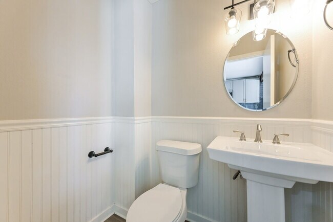 Building Photo - 981 Conifer Ct