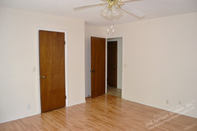 Building Photo - West Gate Area | Townhome | Unfurnished