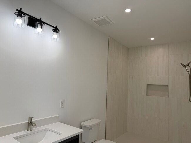 Building Photo - 105 Hart Ln