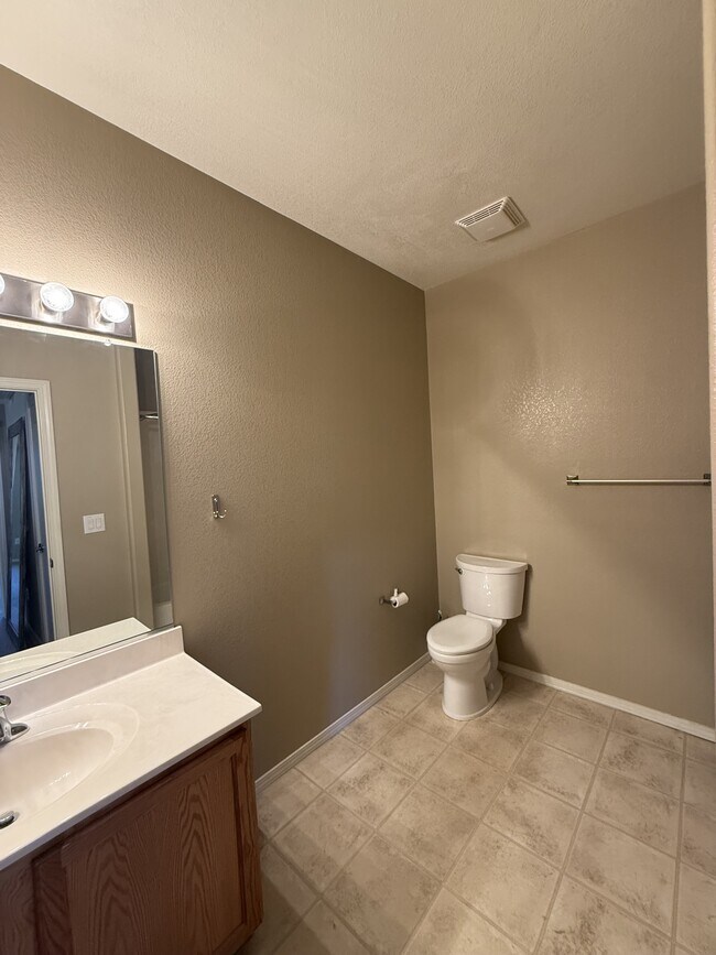 Building Photo - 6800 Vista Del Norte Dr NE