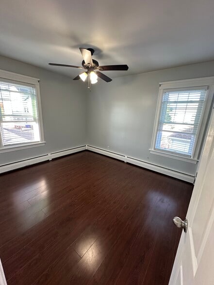 Building Photo - 213 Bucklin St