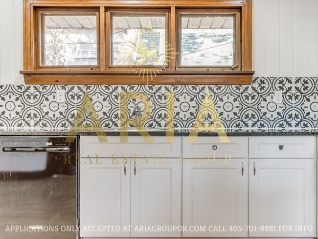 Building Photo - *COMING SOON!* UPDATED 3 BED/2 BATH DUPLEX...