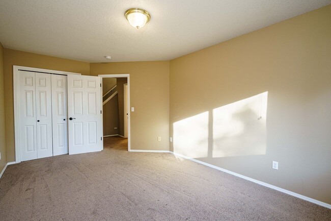 Building Photo - 3 Bedroom 2.5 Bath Duplex -Quick Easy Acce...