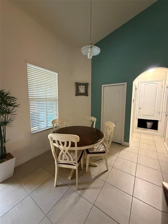 Building Photo - 4052 Oak Tree Dr