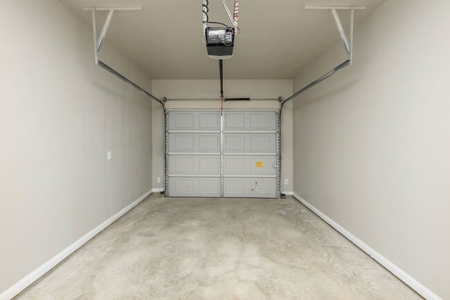 Building Photo - Beautifully designed and thoughtfully maintained duplex