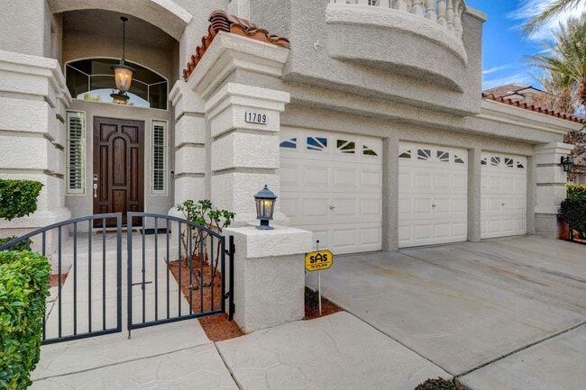 Building Photo - COMING SOON!! $1000 off 1st months Rent Guard-Gated Golf Course Living on the 14th Green!