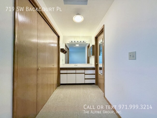 Building Photo - 719 SW Backcourt Pl