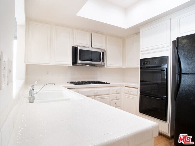 Building Photo - 1655 Selby Ave