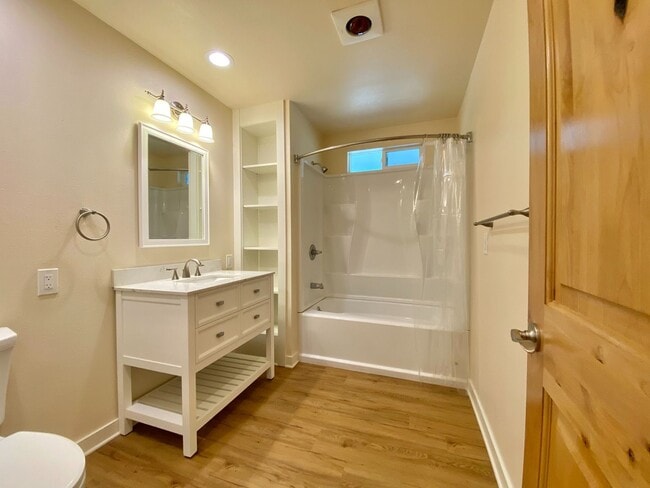 Building Photo - COMING SOON! 3 Bedrooms, 2 Bathrooms with ...