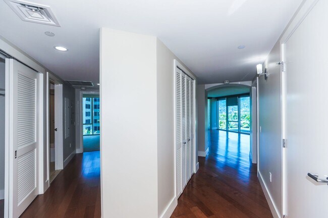 Building Photo - Allure Waikiki - 2 bedroom, 2 bath with 1 ...