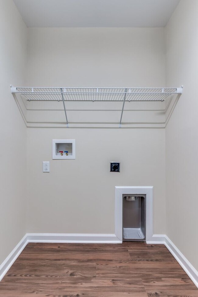 Building Photo - Welcome Home – Spacious Apartment with Mod...