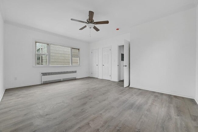 Building Photo - 33 E 42nd St