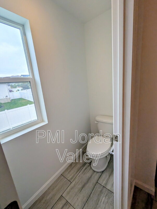 Building Photo - 2123 Wallflower Dr