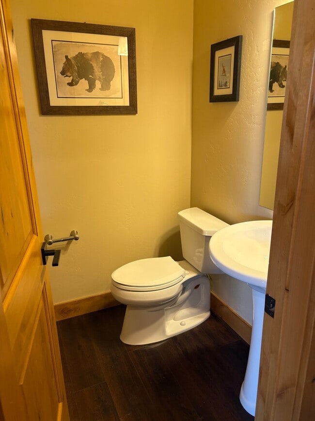 Building Photo - Beautiful Furnished Townhome with infared ...