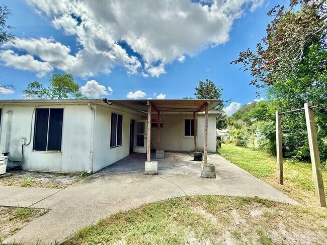 Building Photo - Cute 3/2 Home in Deltona!