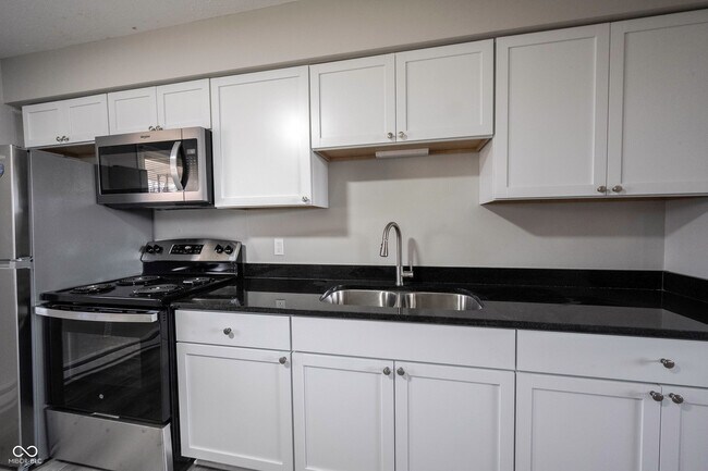 Building Photo - 570 US-52