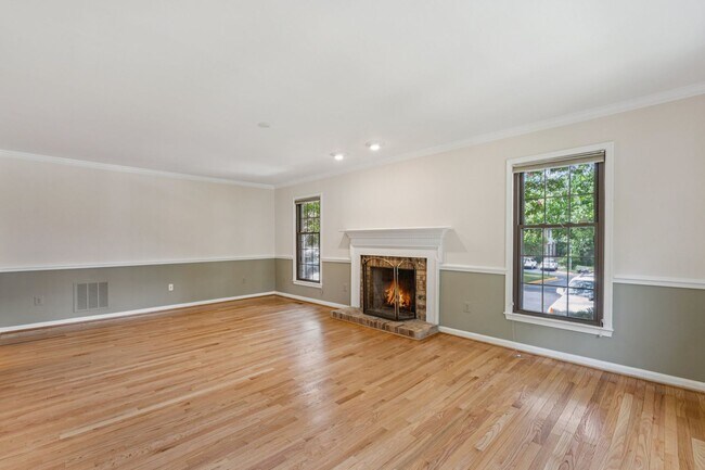 Building Photo - Spacious, Renovated Townhome Near Vienna M...