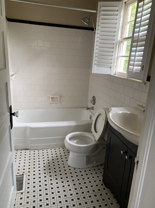 Building Photo - Stunning Renovated 4-Bedroom Home in Lakebottom with Screened Porch & Prime Location Near Fort Mo...