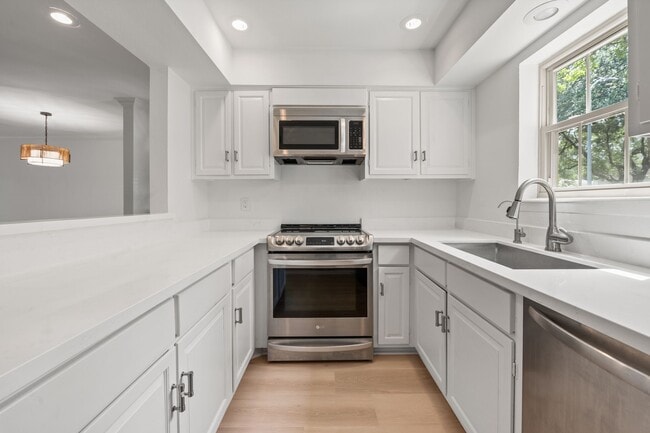 Building Photo - 12966 Trail Hollow Dr