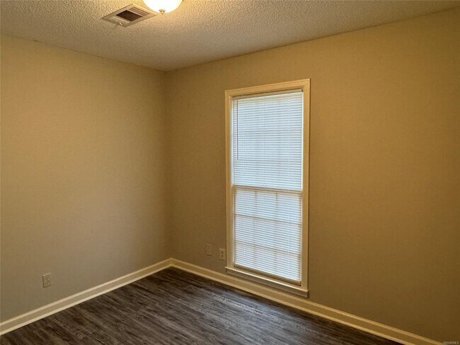 Building Photo - 2233 W Aberdeen Dr