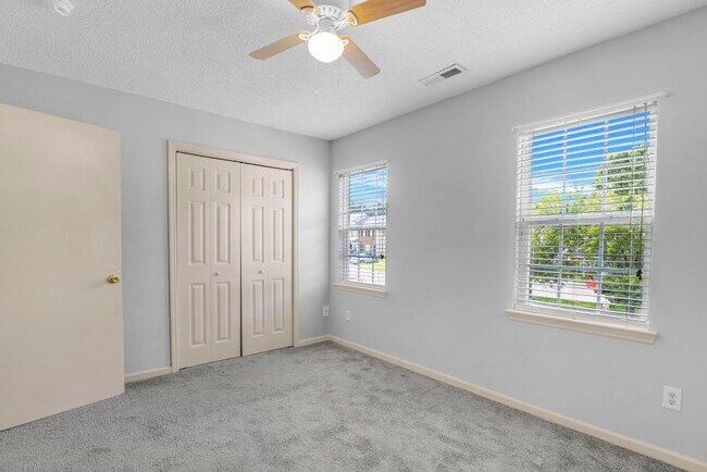 Building Photo - 402 Meadowbrook Ln
