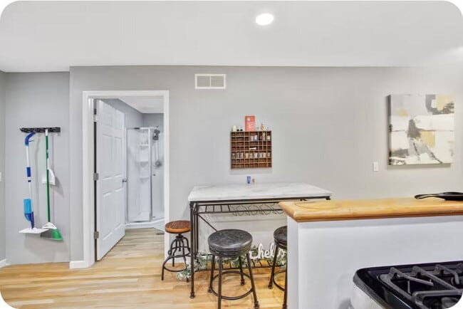 Building Photo - Furnished 3-Bedroom Apartment with Private Entrance and Free Laundry