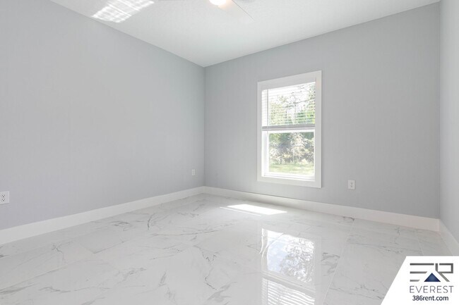 Building Photo - FULLY FENCED, LIKE NEW, CUSTOM BUILT 3/2/2 ON A CUL DE SAC IN DESIRABLE QUAIL HOLLOW