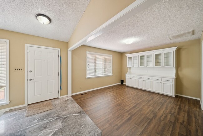 Building Photo - House for Rent 3 Bedrooms 2 Bath !!!!!