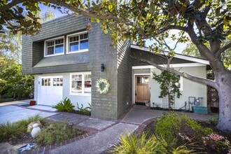 Building Photo - Conveniently Located, Fully Furnished 2 Bed/2 Bath Home Available To Nov!