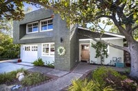 Building Photo - Conveniently Located, Fully Furnished 2 Bed/2 Bath Home Available To Nov!