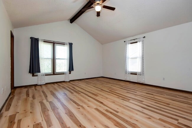 Building Photo - 3839 N Stewart Ave