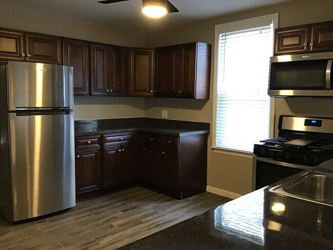 Building Photo - Upgraded 2 Bed/2 Bath plus Den HOME 1100 sq ft. Unit...A Must See!!!
