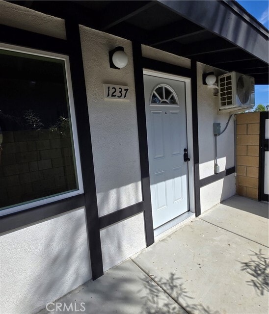 Building Photo - 1237 W Sycamore Ave