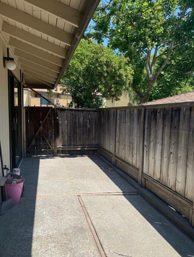 Building Photo - 256 Camelback Rd