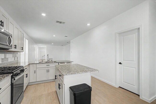 Building Photo - 511 Louis Ln