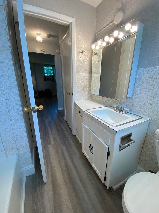 Building Photo - 2-Bed 1-Bath Unit Available Now in Brooklyn Park!