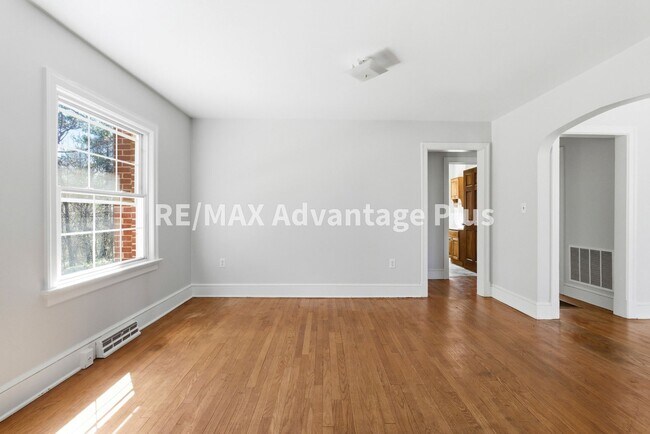 Building Photo - Beautiful brick home with full basement in Prospect