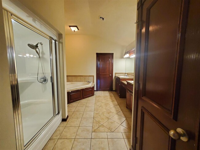 Building Photo - 2802 NE Scottsdale Cir