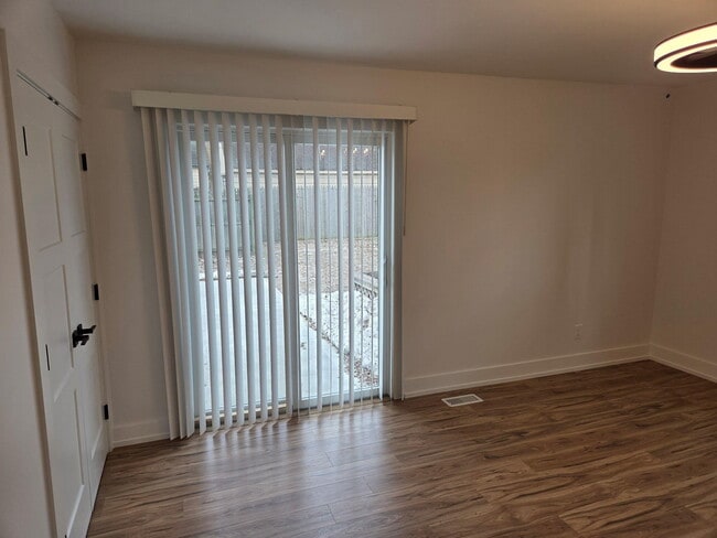 Building Photo - 19371 Shadyside St