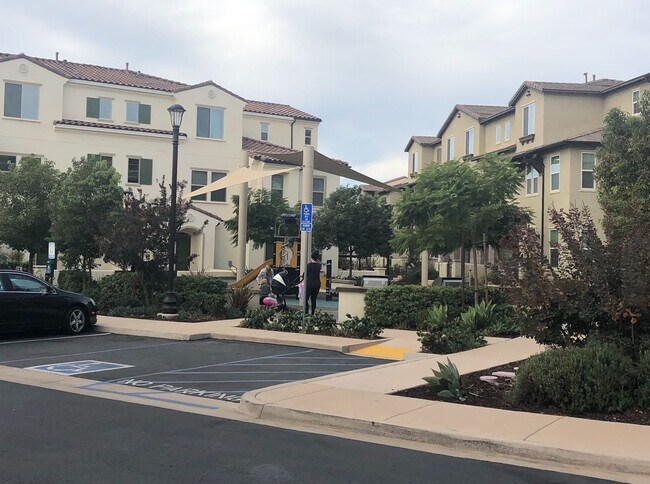 Building Photo - Beautiful 4BR/3BA Del Sur Townhome
