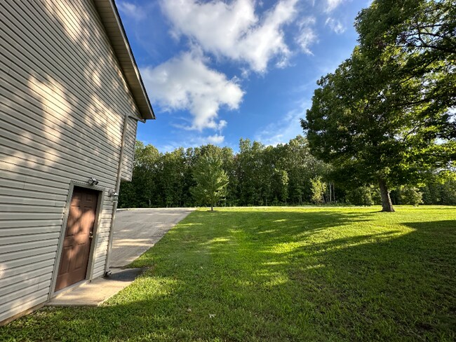 Building Photo - 15640 Top Dr