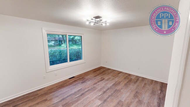 Building Photo - Lake Oswego Gem!!!  Single Level Ranch - N...