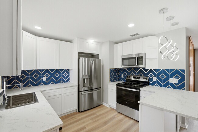 Building Photo - 2505 Lourdes Dr W