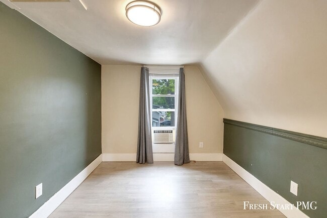 Building Photo - Modern Charm & Fresh Renovation Near River...