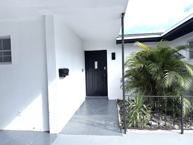 Building Photo - 210 W 23rd St