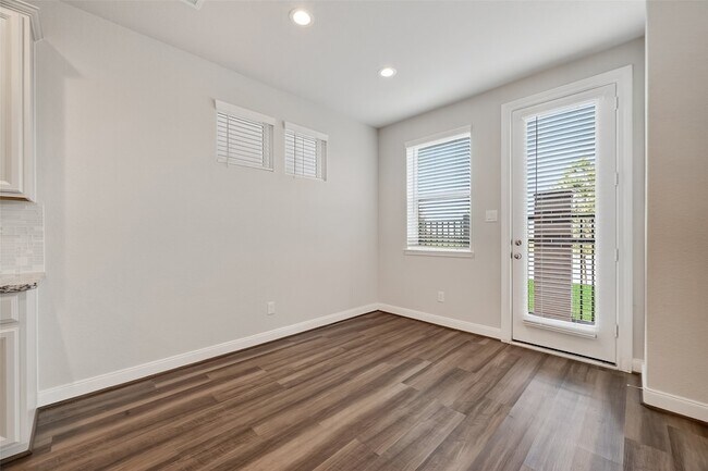 Building Photo - 9816 Magnolia Village Ln