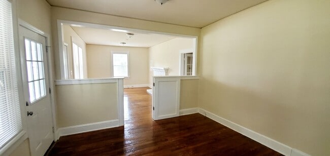 Building Photo - Lovely 2 Bedroom with a Large Yard!