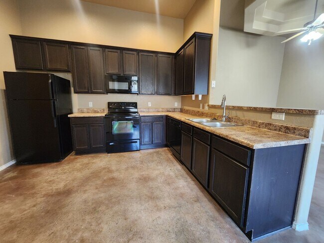 Building Photo - 3/2/1 Duplex w/ Stained Concrete Floors Th...